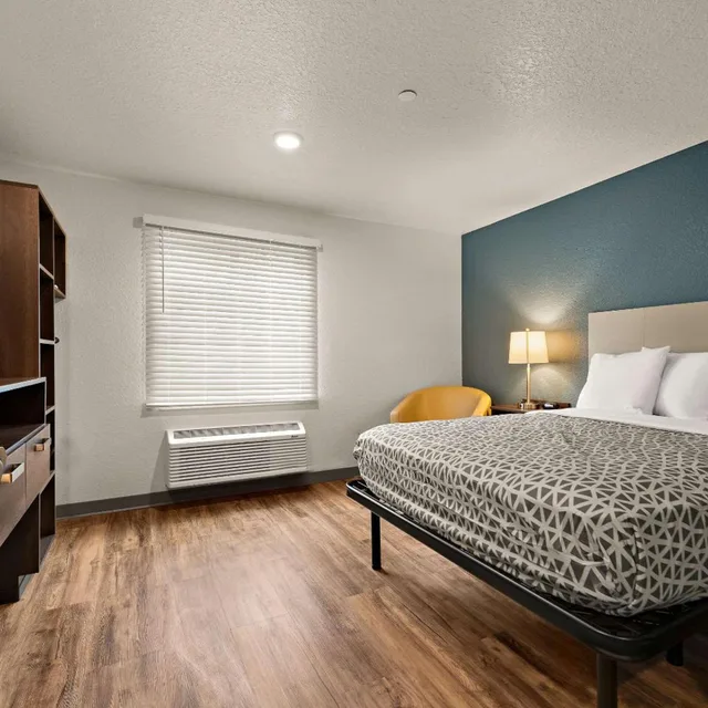 جناح بسرير كينج مع أريكة لذوي الإعاقة، WoodSpring Suites Port Orange - Daytona Beach 1/9