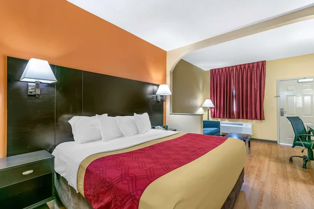 غرفة بسرير كينج لذوي الإعاقة، Econo Lodge Northport near University 2/4