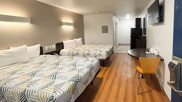 2 Full Beds - Smoking, Kitchen، Motel6 Greenville, SC 2/7