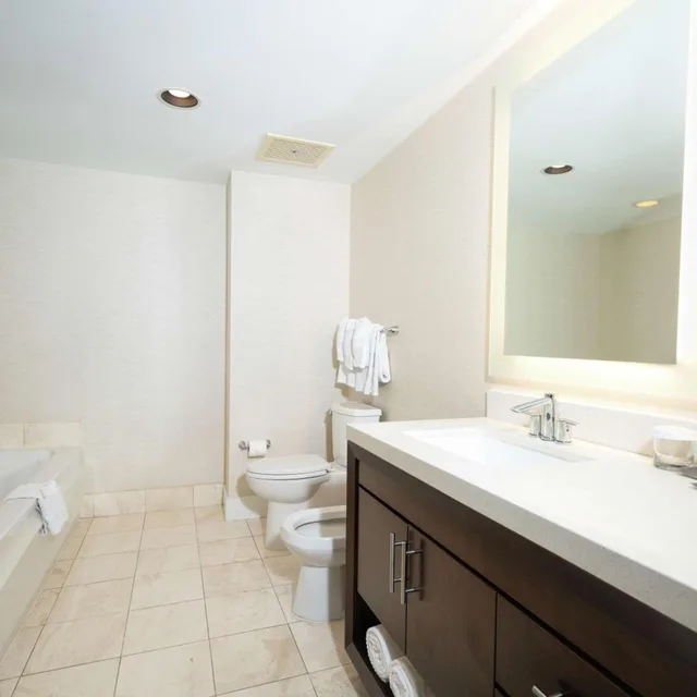 جناح بسرير مزدوج بإطلالة على البحر بغرفتي نوم، Doubletree By Hilton Ocean Point Resort – North Miami Beach 8/9