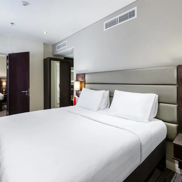 غرفة بسرير كينج للمدخنين، Premier Inn Doha Airport 1/10
