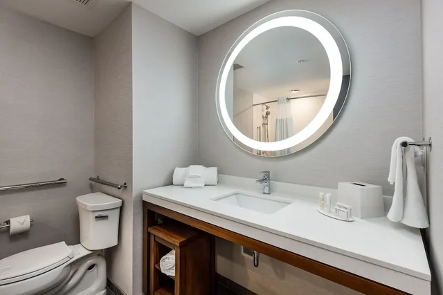 غرفة بسرير كينج مع أريكة لذوي الإعاقة، Courtyard by Marriott Pensacola West 4/7