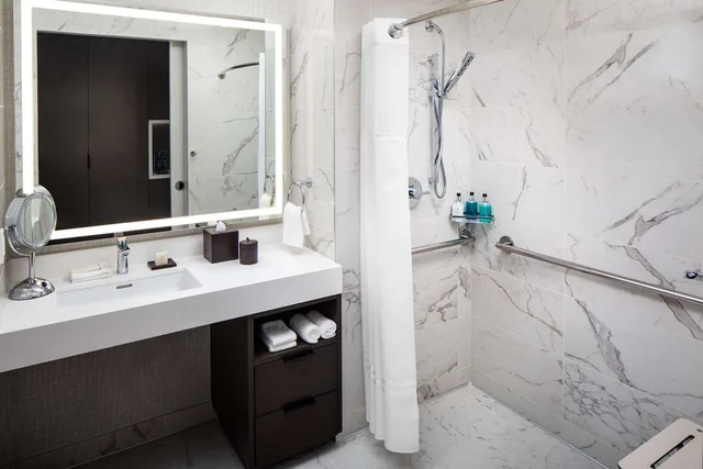 غرفة تنفيذية بسرير كينج لذوي الإعاقة، Hilton Aventura Miami 3/4
