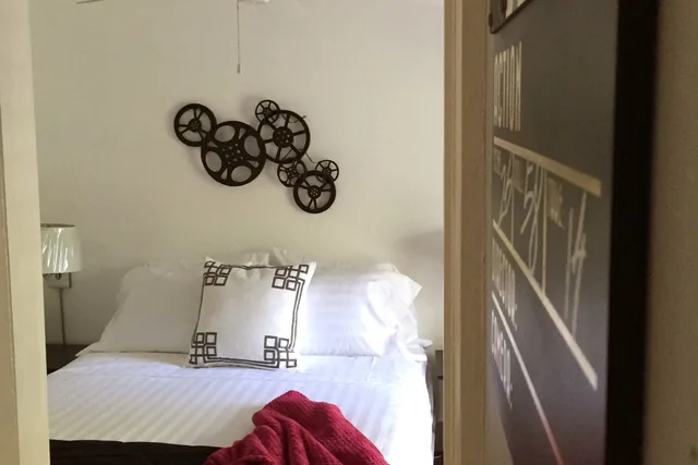 Charles Champlin, Suite, Queen Bed, Private Bathroom، 18 Vine Inn &amp; Carriage House 1/1