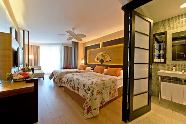 غرفة بسرير مزدوج أو سريرين منفصلين بإطلالة على البحر، Limak Lara De Luxe Hotel and Resort 1/2