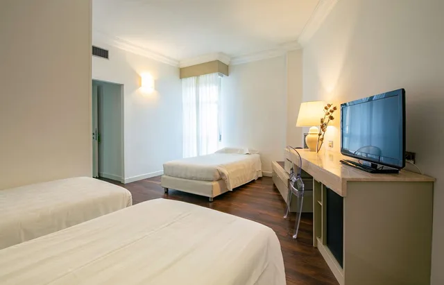 غرفة ثلاثية بسرير كوين مع أريكة، Etrusco Arezzo Hotel, Sure Hotel Collection by Best Western 1/4