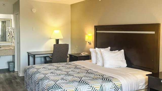 غرفة ديلوكس بسرير كينج للمدخنين، Studio6 Suites Dallas, TX - Loop 12 West 2/5