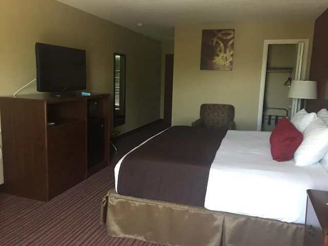 غرفة قياسية بسرير كينج لذوي الإعاقة، SureStay Plus by Best Western San Antonio Fiesta Inn 4/8