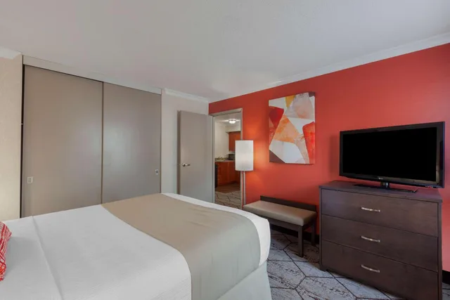 جناح بسرير كينج مع أريكة بمطبخ صغير في طابق مرتفع، Best Western Plus Rose City Suites 5/8