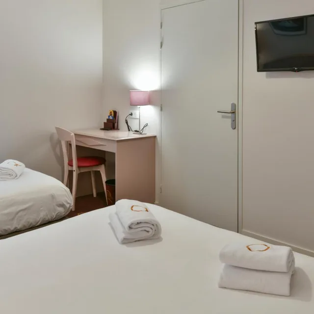 غرفة ثلاثية، Inter Hotel Le Roncevaux 4/9