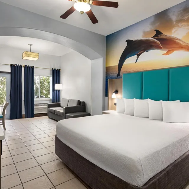 غرفة بسرير كينج مع أريكة، La Copa Inn Beach Hotel 1/3