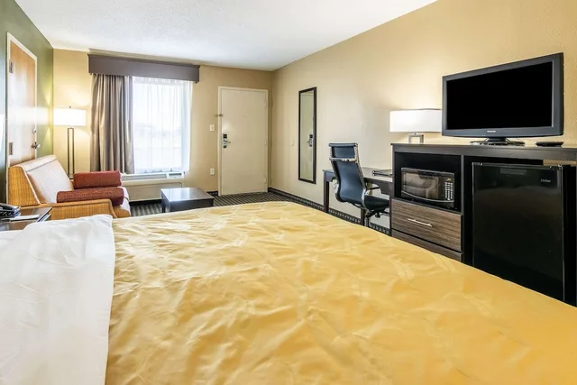 غرفة قياسية بسرير كينج للمدخنين، Quality Inn Perry - National Fairgrounds Area 6/10