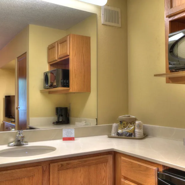Room, King Bed, City View, Accessible, Econo Lodge Pigeon Forge Riverside 7/7