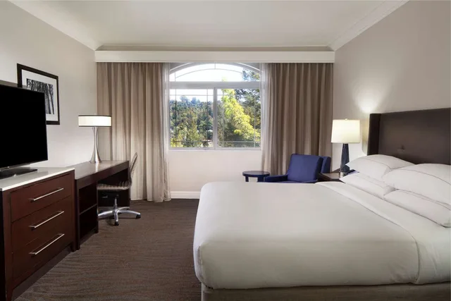 جناح بسرير كينج مع أريكة، Hilton Santa Cruz/Scotts Valley 1/7