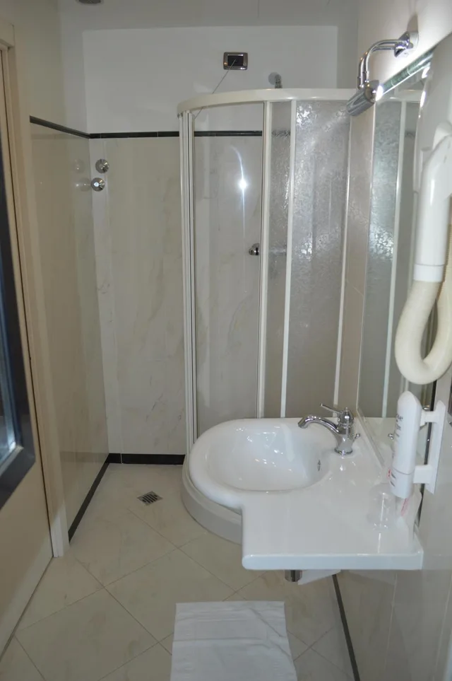 غرفة مفردة، Canadian Hotel 1/5