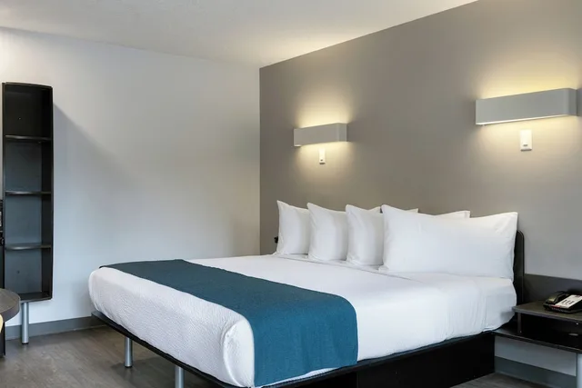 غرفة قياسية بسرير كينج بمطبخ صغير، Motel6 Saanichton, BC - Victoria Airport 7/10