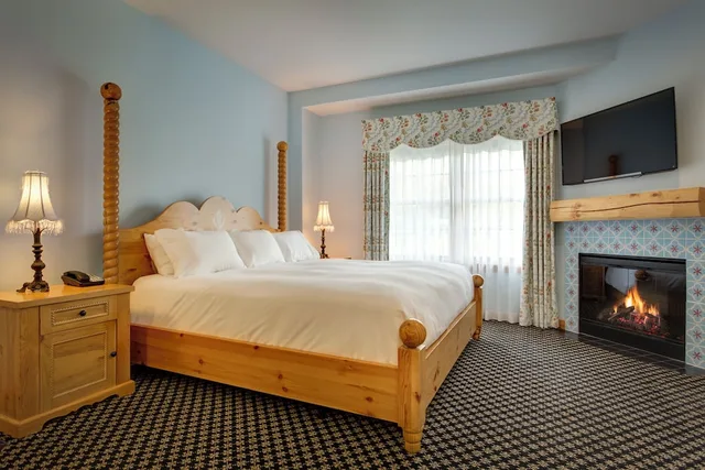 Grand, Mountain, Lodge, King Bed، Boyne Mountain Resort 1/6