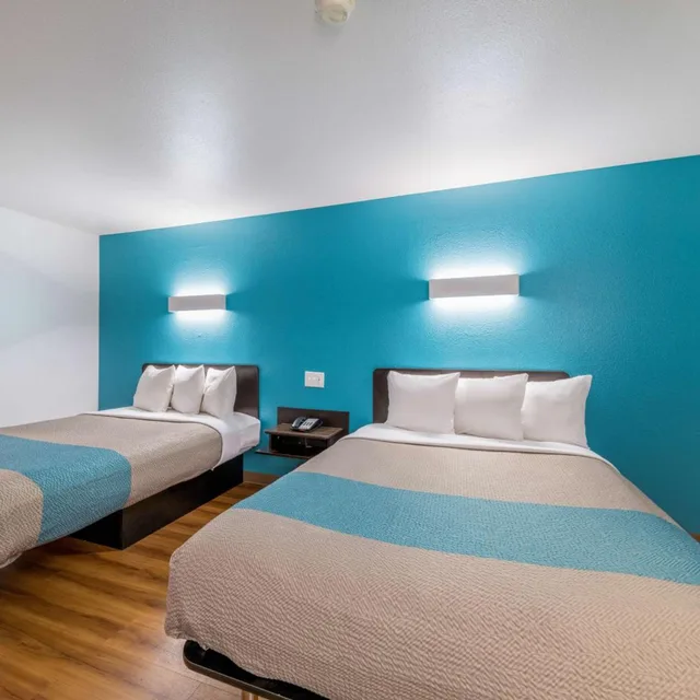 غرفة بسريرين كينج لغير المدخنين بمطبخ، Motel6 Decatur, TX 6/10