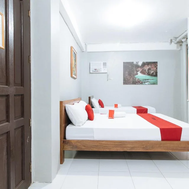 غرفة ديلوكس ثلاثية، RedDoorz Near Mall of Asia (RedDoorz Near Pasay Rotonda) 1/10