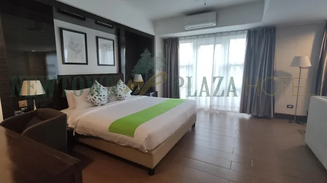 جناح شهر العسل بسرير كوين، Newtown Plaza Hotel 1/2