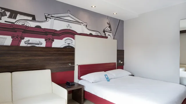 غرفة قياسية رباعية بسرير مزدوج وسريرين منفصلين، B&B Hotel Trento 1/9