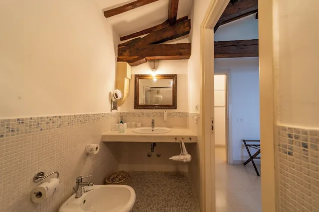 غرفة كلاسيكية بسرير كوين، Palazzo De Mori 5/7