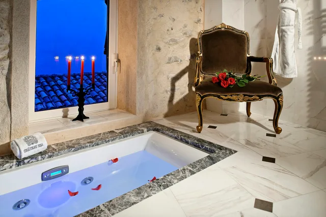 جناح جونيور عائلي، Chateau Eza 2/2