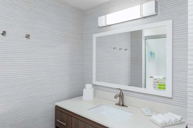 غرفة بأسرّة بطابقين وسريرين كوين، Home2 Suites by Hilton Orlando South Park 2/2
