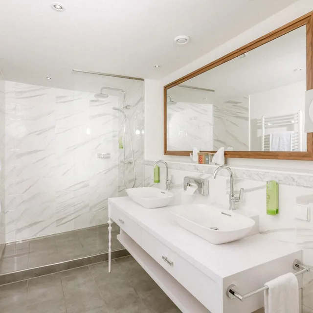 Suite, Stefanie 9/10