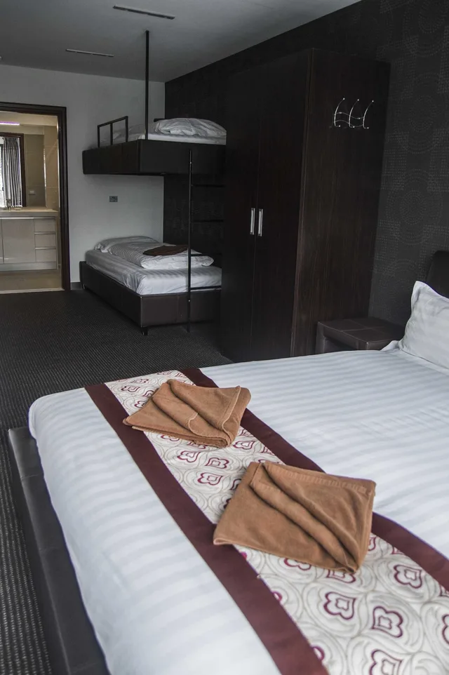 غرفة رباعية بسرير كوين وسرير بطابقين بشرفة، DUCK INN MT BULLER 4/6