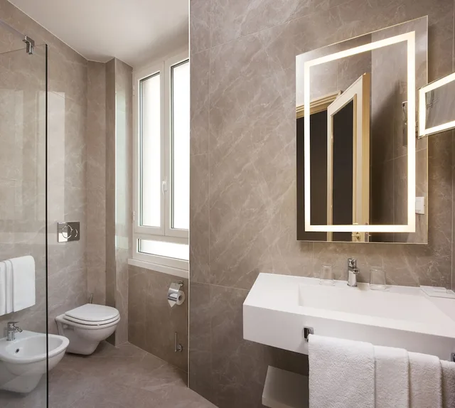 غرفة عائلية بسريرين منفصلين وسرير كوين مع أريكة، Radisson Blu Ghr Hotel Rome 4/6