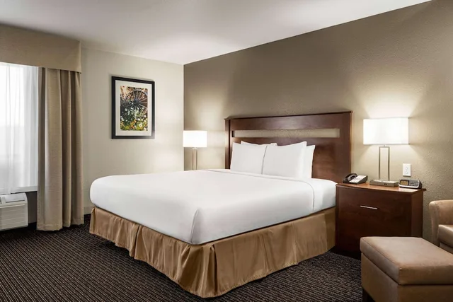 غرفة بسرير كينج لذوي الإعاقة، Travelodge by Wyndham Dexter 1/5