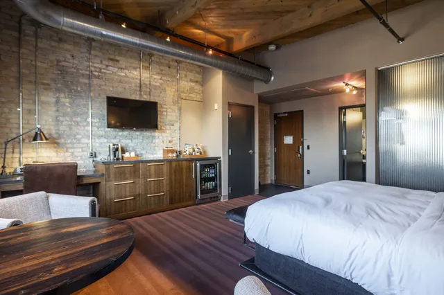 غرفة بريميوم بسرير كينج بإطلالة على المدينة، The Iron Horse Hotel 2/2