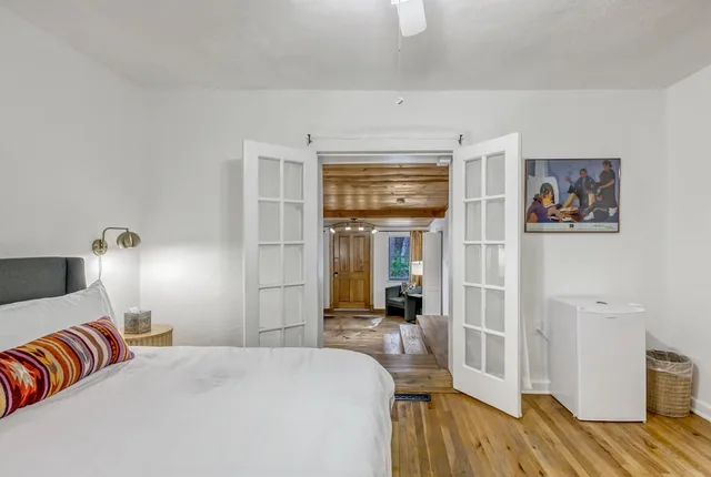 Deluxe, King Bed, Dreamcatcher Bed And Breakfast 1/2