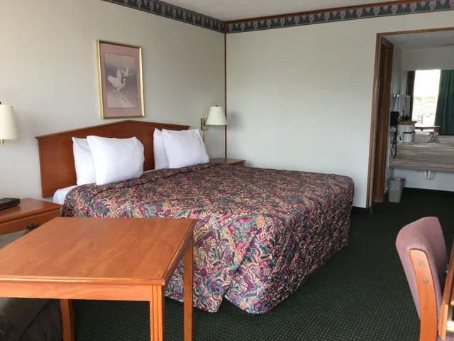 غرفة بسرير كينج للمدخنين، Sunset Inn Clarksville 1/5