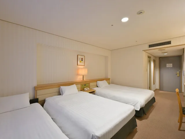غرفة ثلاثية بسريرين منفصلين مع أريكة، Rihga Hotel Zest Takamatsu 1/1