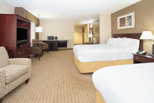 جناح بسريرين كوين لذوي الإعاقة، Holiday Inn Express and Suites Minot 1/3