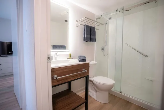 2 Bedrooms, Modern, Family, Suite, 1 Queen and 2 Double Beds, Les Suites Hotel Ottawa 3/3