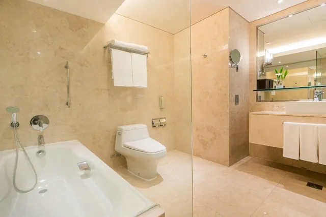 جناح بريميوم بسرير كينج، Holiday Inn Bangkok Silom 4/5