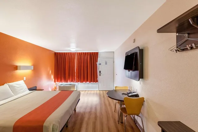 غرفة بسرير كينج، Motel6 Fort Worth, TX - Stockyards 3/10