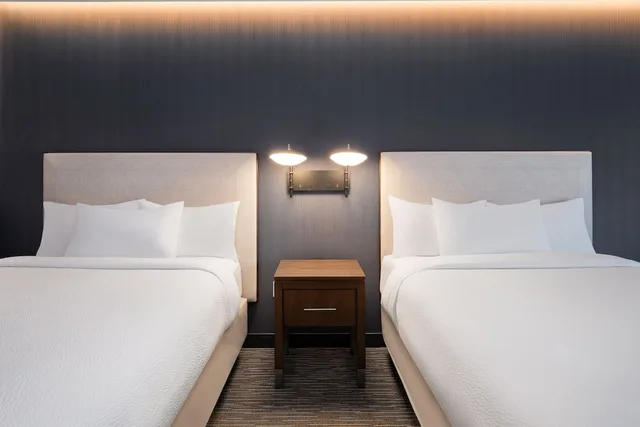 غرفة قياسية بسريرين كوين، Courtyard by Marriott Seattle SeaTac Airport 2/6
