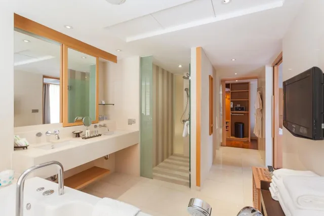 جناح بسرير كينج بإطلالة على البحر بشرفة بغرفة نوم واحدة، Holiday Inn Resort Phuket, an IHG Hotel 5/7