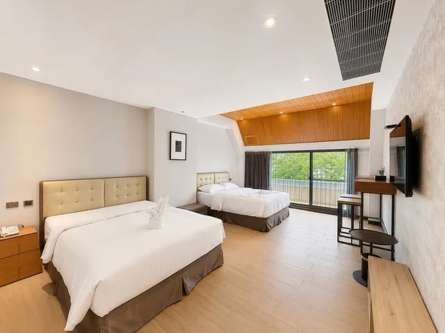 Deluxe, Family, 2 Queen Beds, 3 Door Hotel 2/10