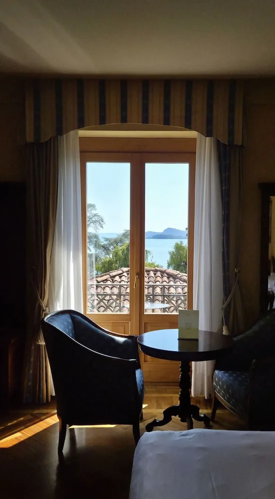 غرفة تنفيذية بسرير مزدوج بإطلالة على البحيرة، Hotel Villa Del Sogno 3/7