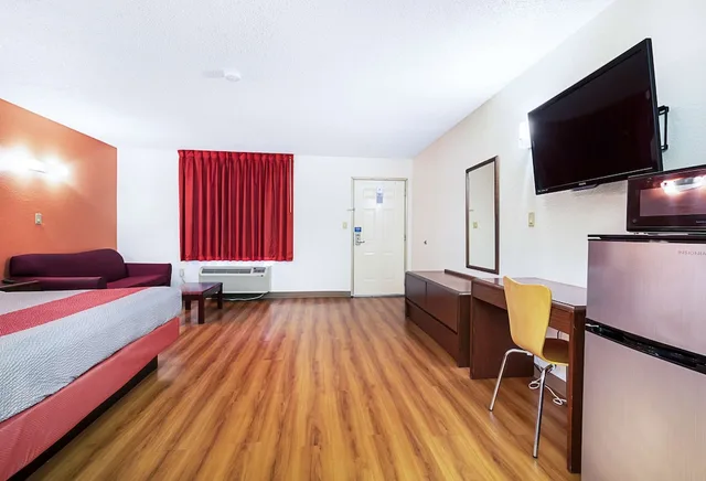 Deluxe, King Bed, Sofa, Motel6 Covington, TN 4/7