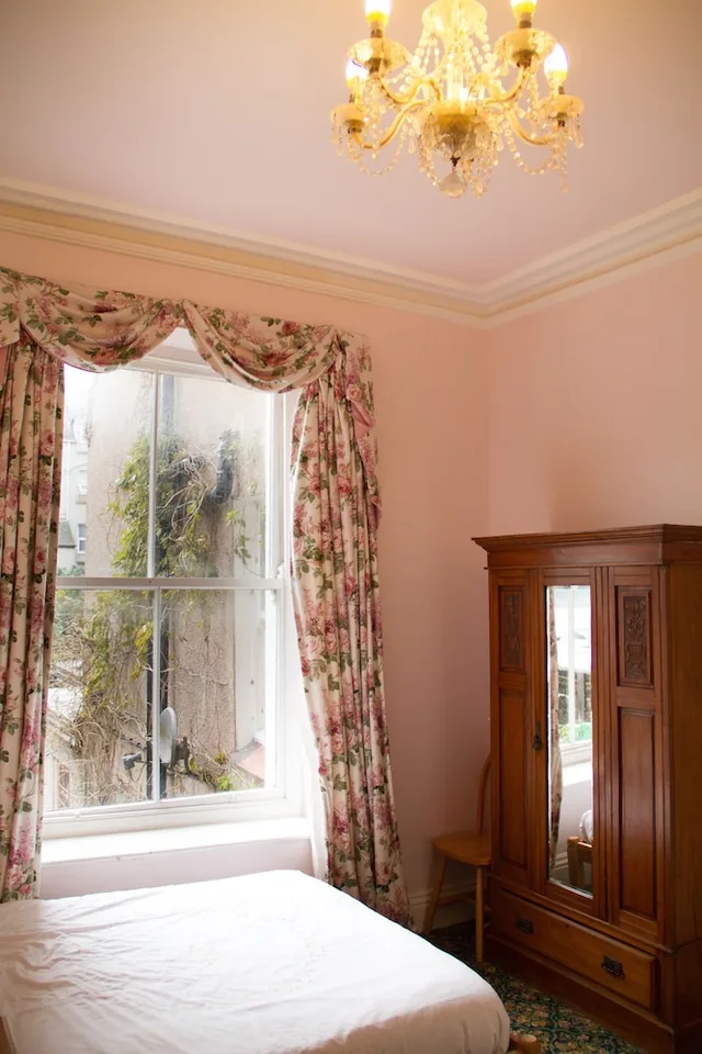 غرفة قياسية ثلاثية بسرير مزدوج وسرير فردي، Llandudno Hostel 1/3