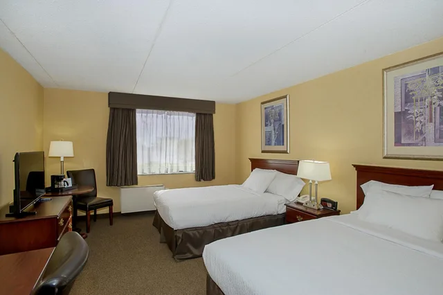 غرفة بسرير كينج وسريرين كوين، Days Inn by Wyndham Fallsview 2/7