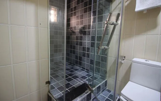جناح تنفيذي بسرير كينج مع أريكة، Afri Hotel 3/3
