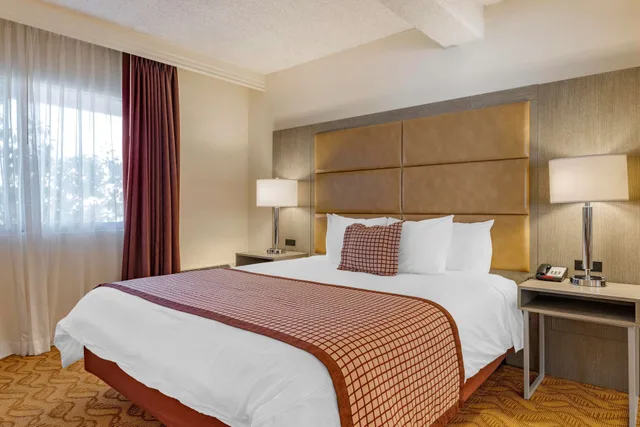 جناح بسرير كينج بشرفة مع أريكة بمنطقة جلوس في الطابق الأرضي، Best Western Plus Thousand Oaks Inn 1/3