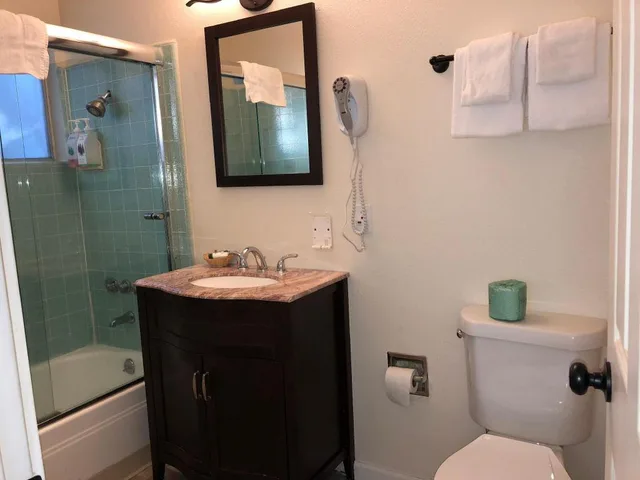 غرفة عائلية بسرير بطابقين وسريرين كوين، Cedar Inn & Suites 2/2